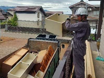 解体工事現場で作業を行うにミャンマー出身の男性①