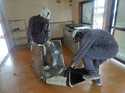 解体工事現場で作業を行うにミャンマー出身の男性②