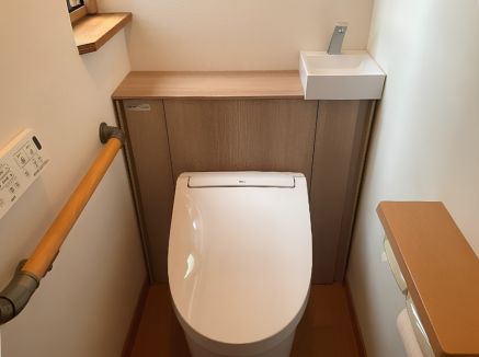 キャビネット付きトイレの取り付け完了
