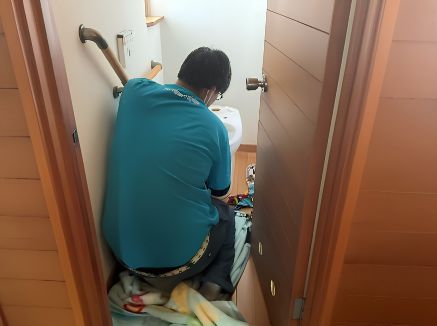 既存便器の取り外し・新しい便器の据え付け